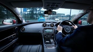 Jaguar și Land Rover au prezentat “montanții transparenți”, tehnologia ce permite o vizibilitate îmbunătățită pentru cel de la volan