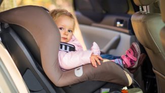 Sfaturi pentru a vă proteja copiii de căldura din automobil