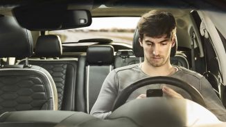 Studiu: Șoferii tineri folosesc telefonul mobil la volan și nu respectă limitele de viteză