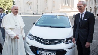 Papa Francisc va folosi un automobil electric Opel Ampera-e