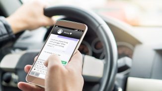 Proiect de lege: Amendă de minim 1.300 lei pentru folosirea telefonului mobil la volan fără sistem hands-free