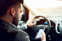 Din luna octombrie intră în vigoare noile amenzi pentru cei care folosesc telefonul la volan
