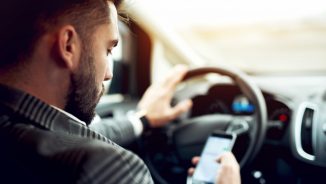 Codul rutier devine mai aspru – cresc amenzile pentru utilizarea telefonului mobil